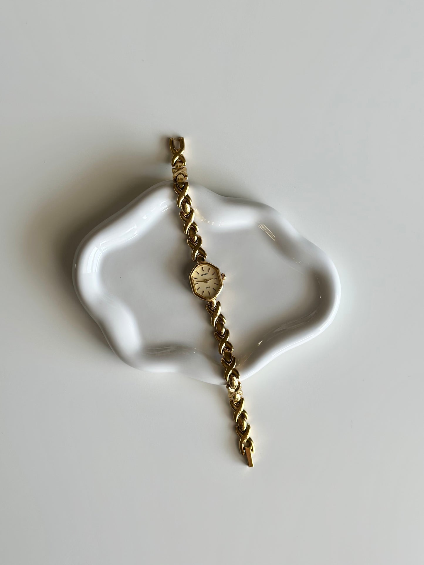 Elegant Sekonda gold-tone watch