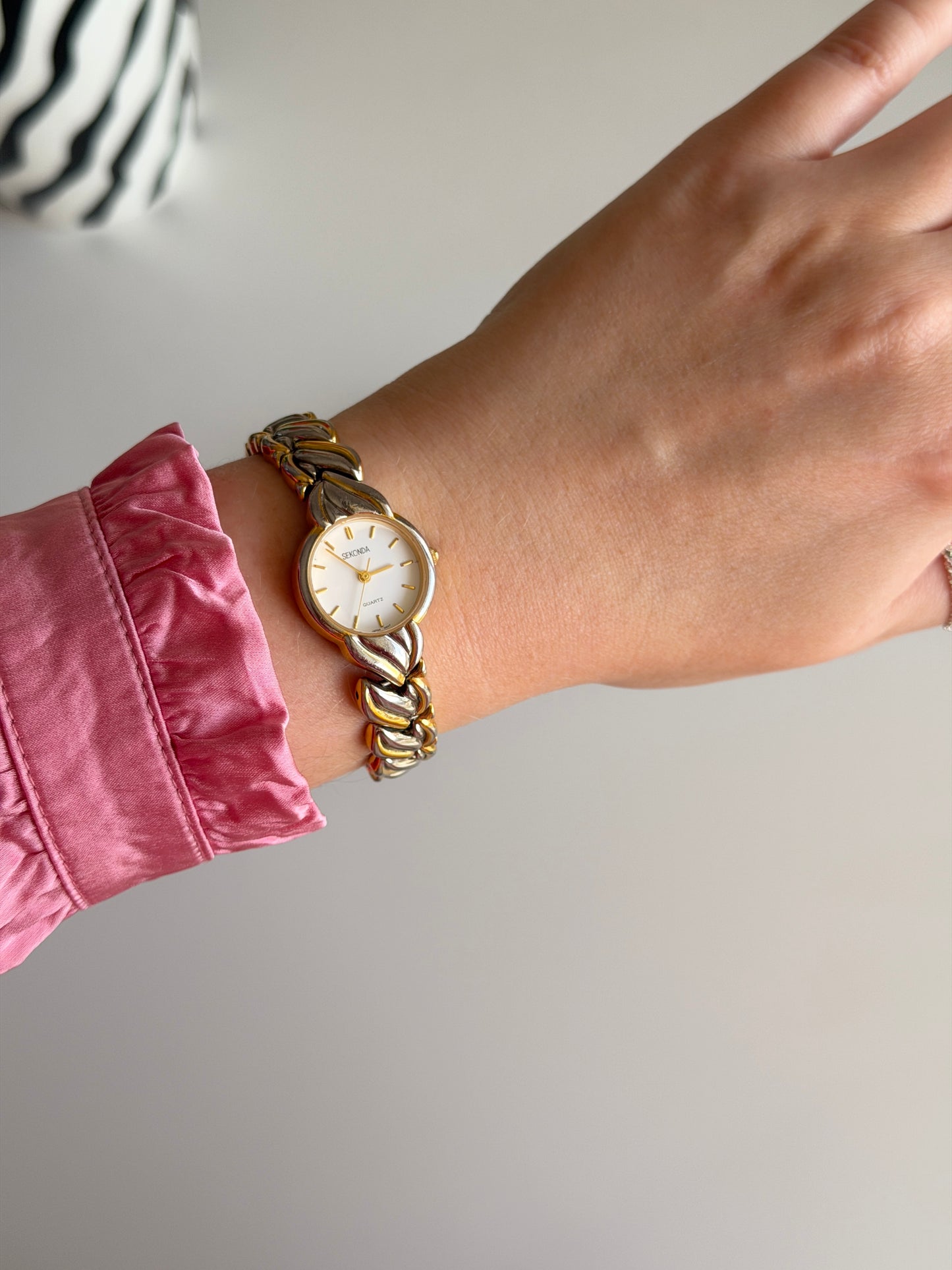 Charming vintage Sekonda watch with two-tone design
