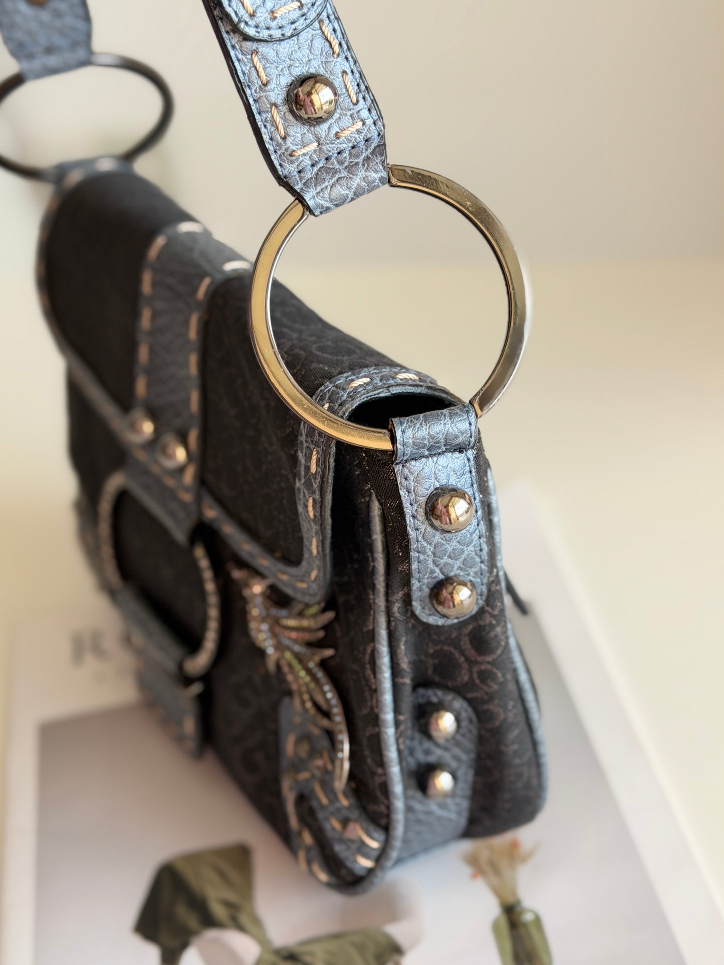 Stylish vintage Guess shoulder bag from 2000s