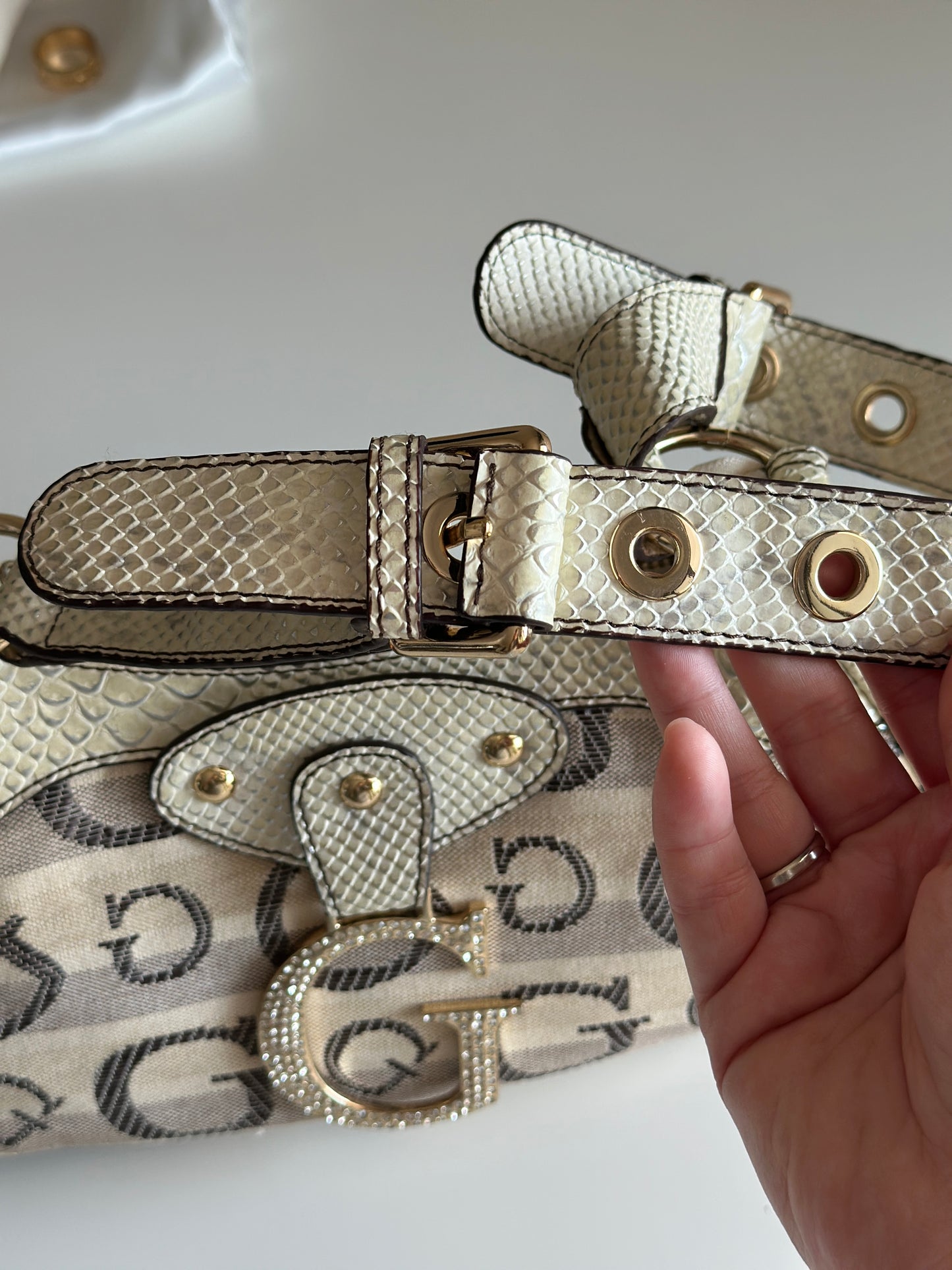 Standout vintage Guess shoulder bag