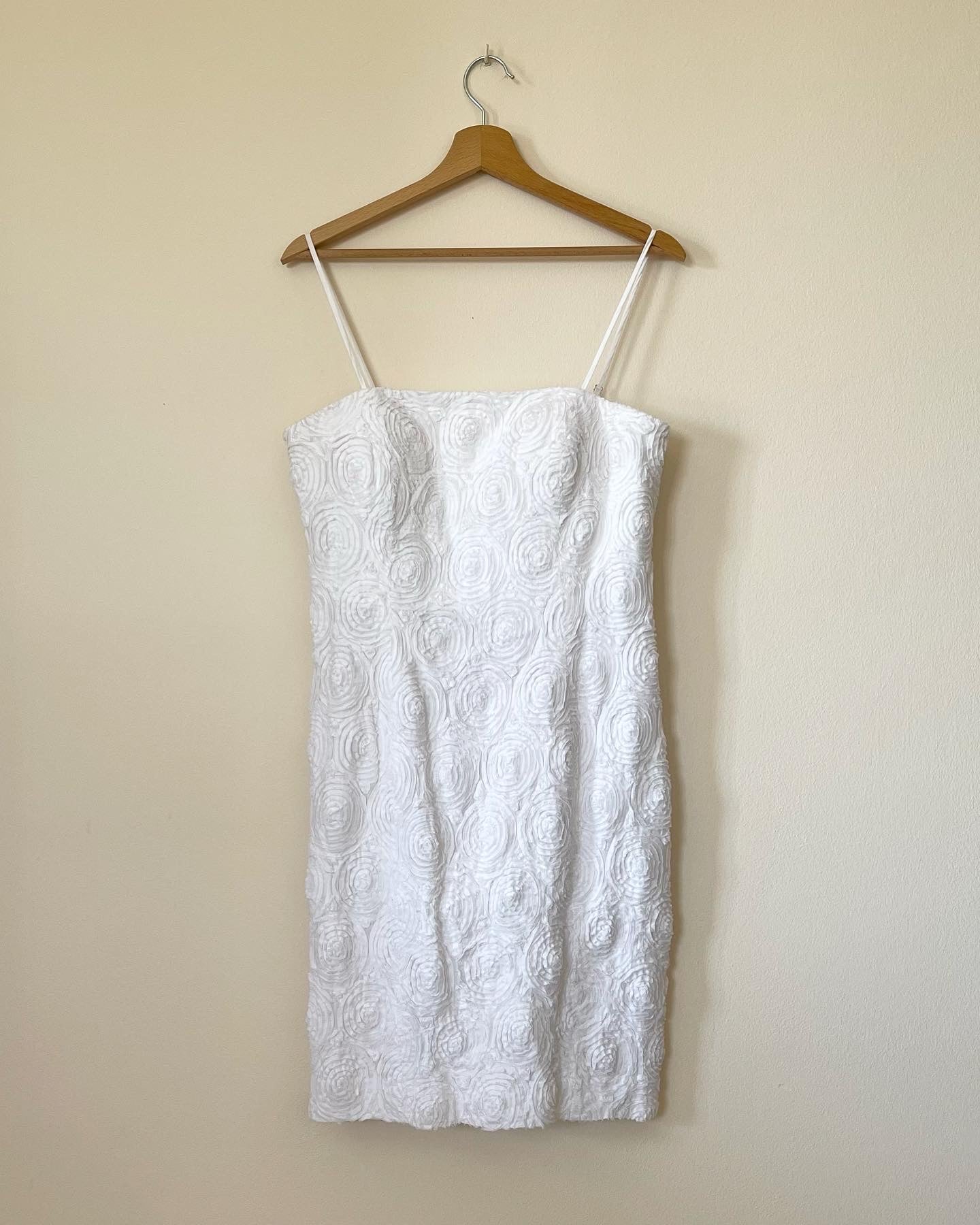 Amazing white fitted dress by CALVIN KLEIN with rose pattern