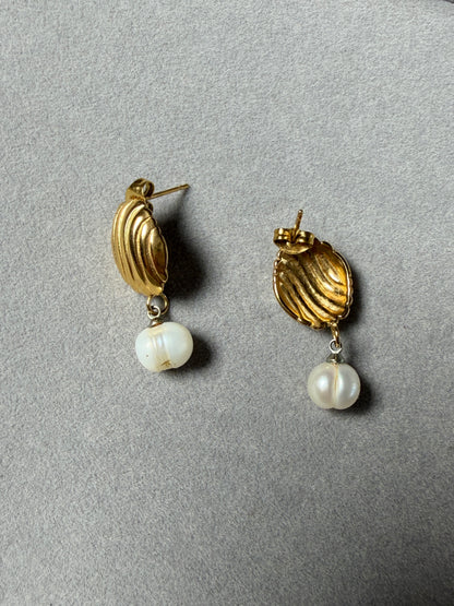 Elegant vintage earrings with natural pearl