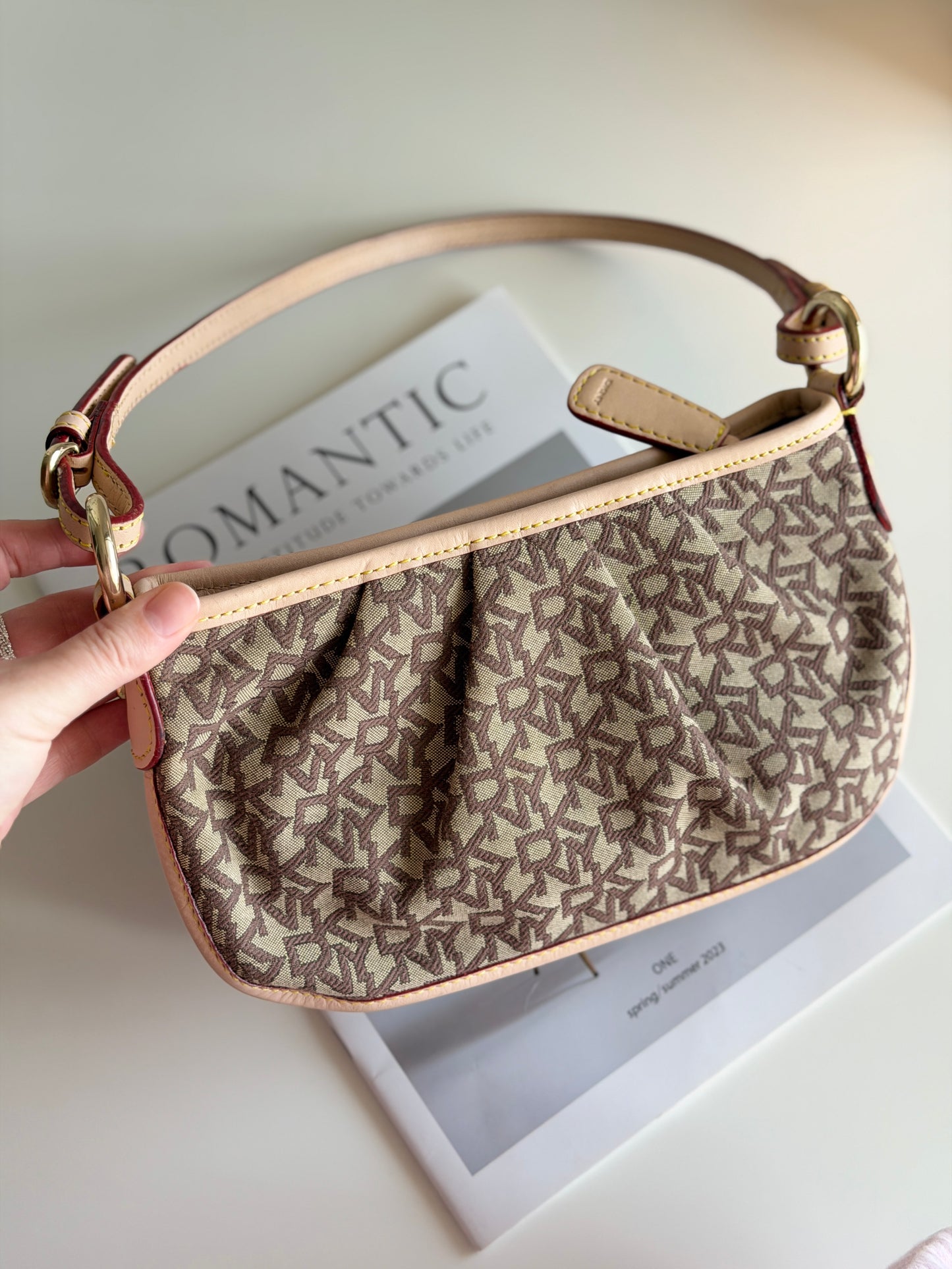 Charming vintage DKNY baguette bag in beige canvas