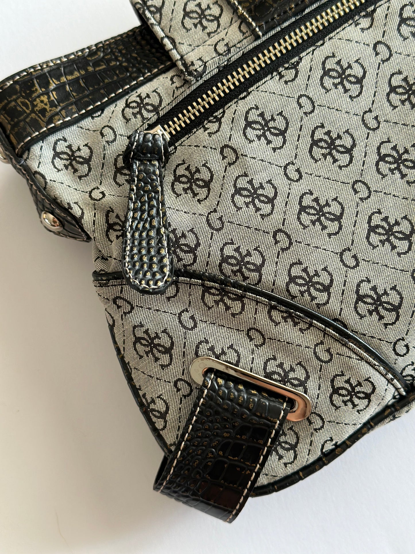 Trendy vintage monogram bag Guess