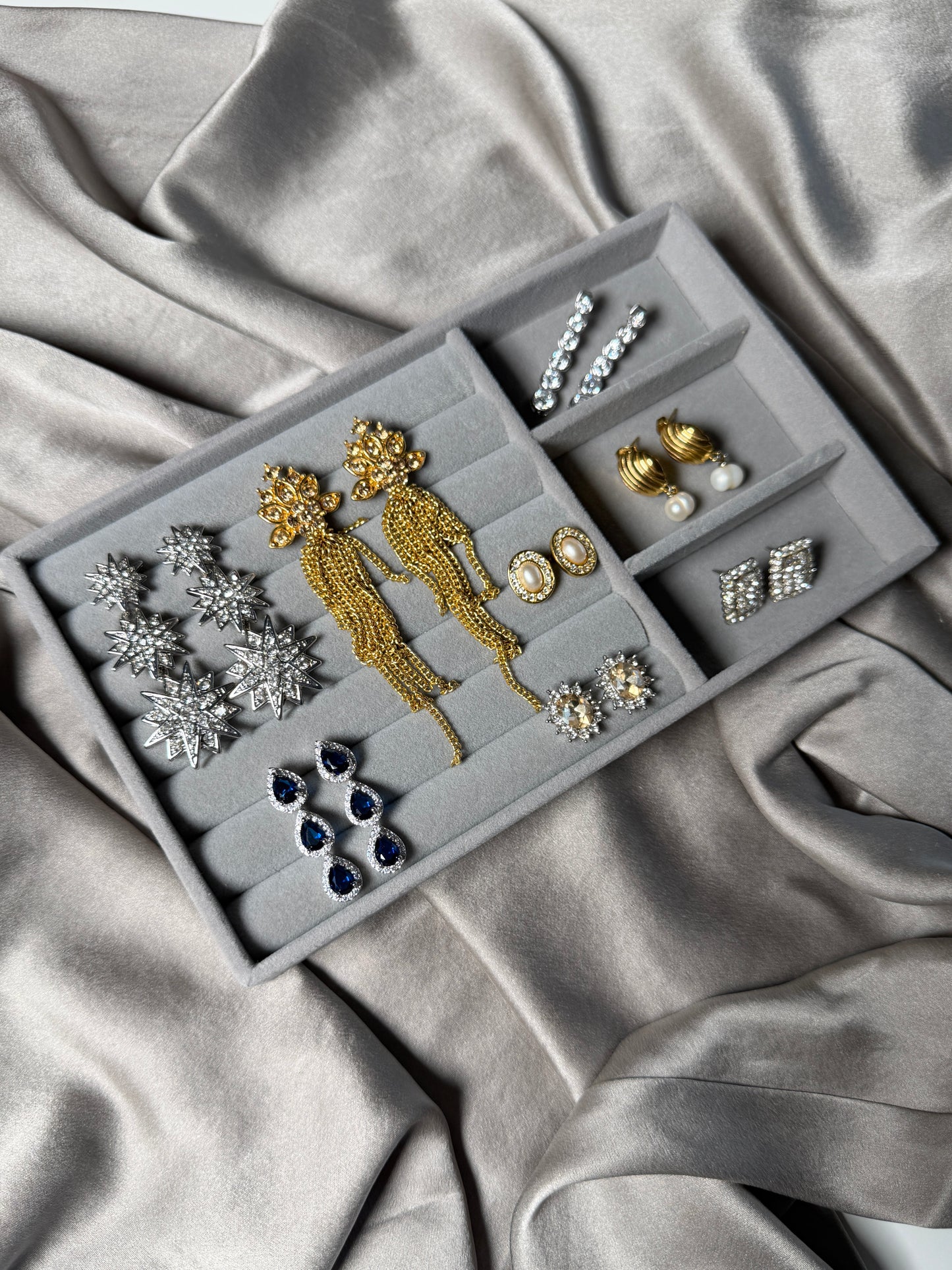Stunning vintage earrings with a glamorous gold-tone design