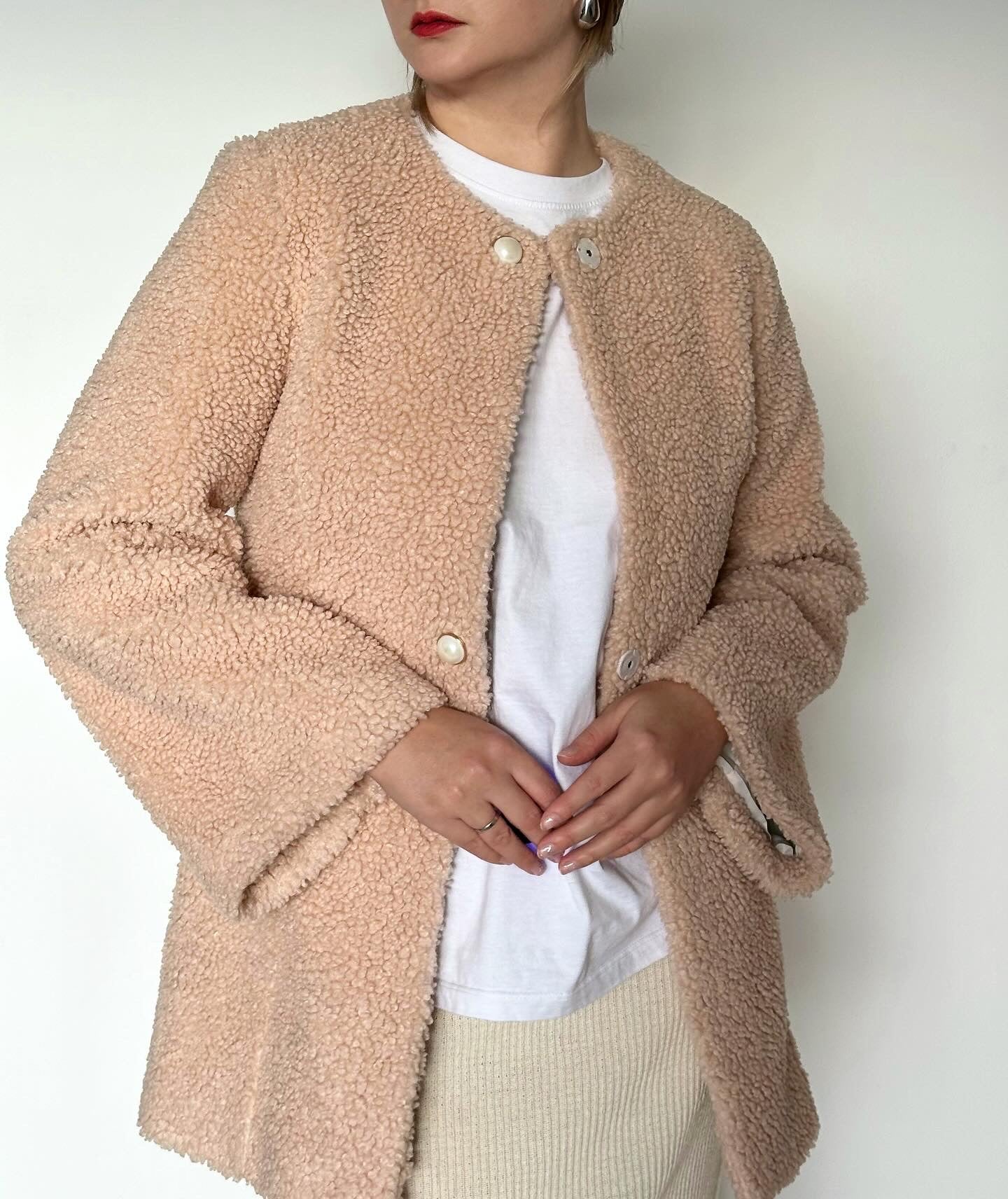 Vintage coat in teddy fabric with beautiful pearl buttons