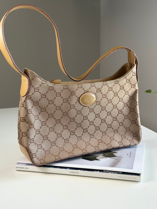 Charming vintage beige shoulder bag