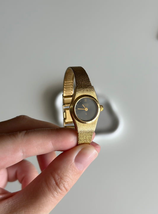 Timeless vintage Citizen watch with black dial