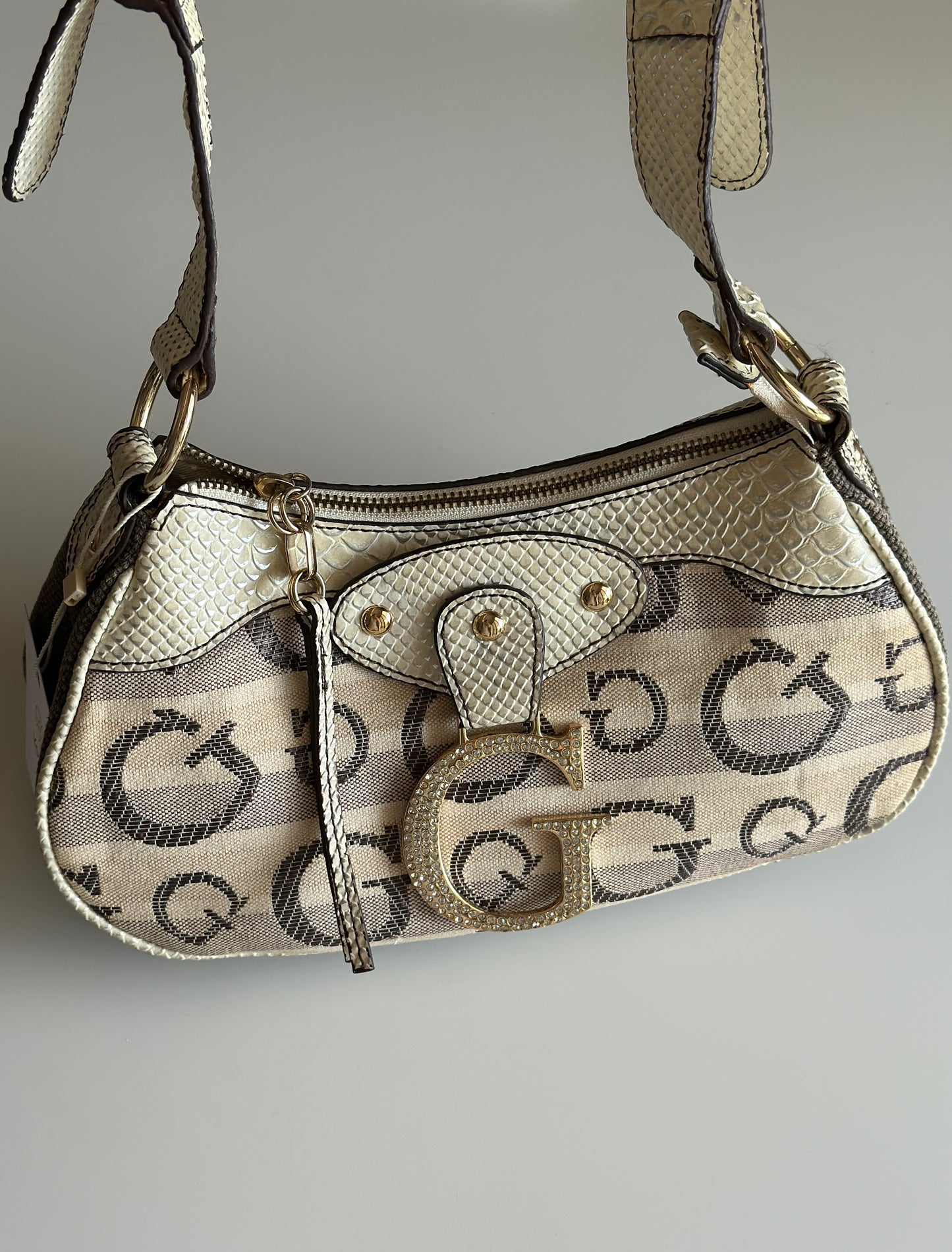 Standout vintage Guess shoulder bag