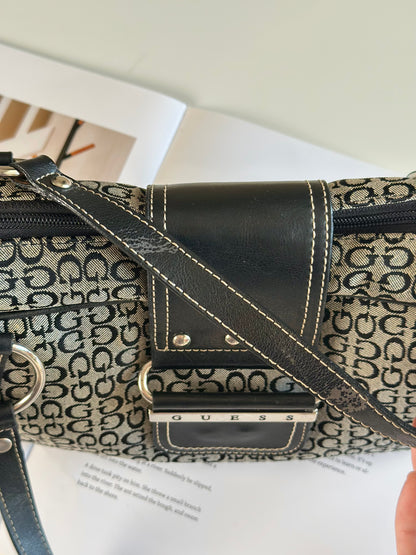 Classic vintage Guess shoulder bag from 90s