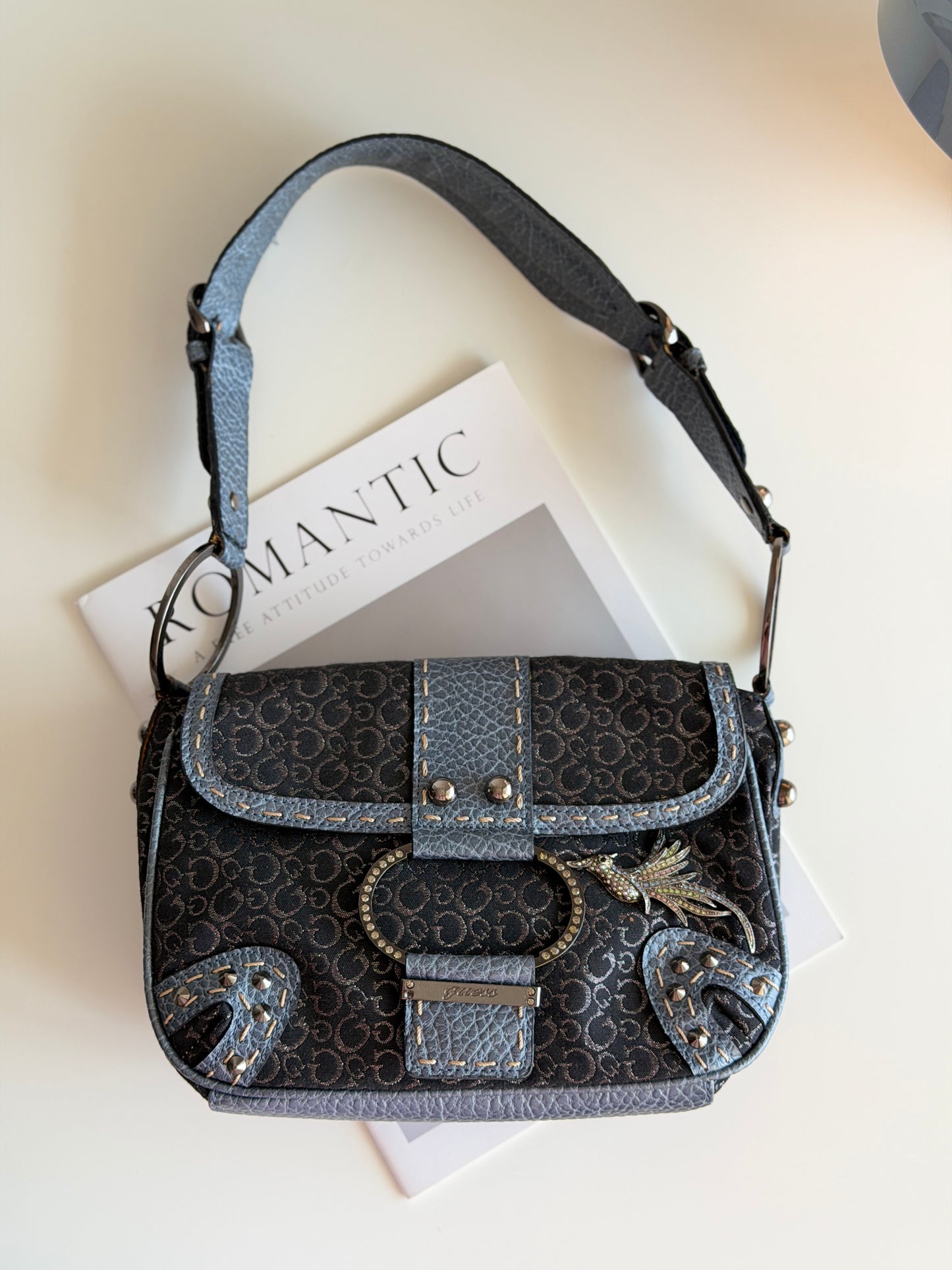 Stylish vintage Guess shoulder bag from 2000s