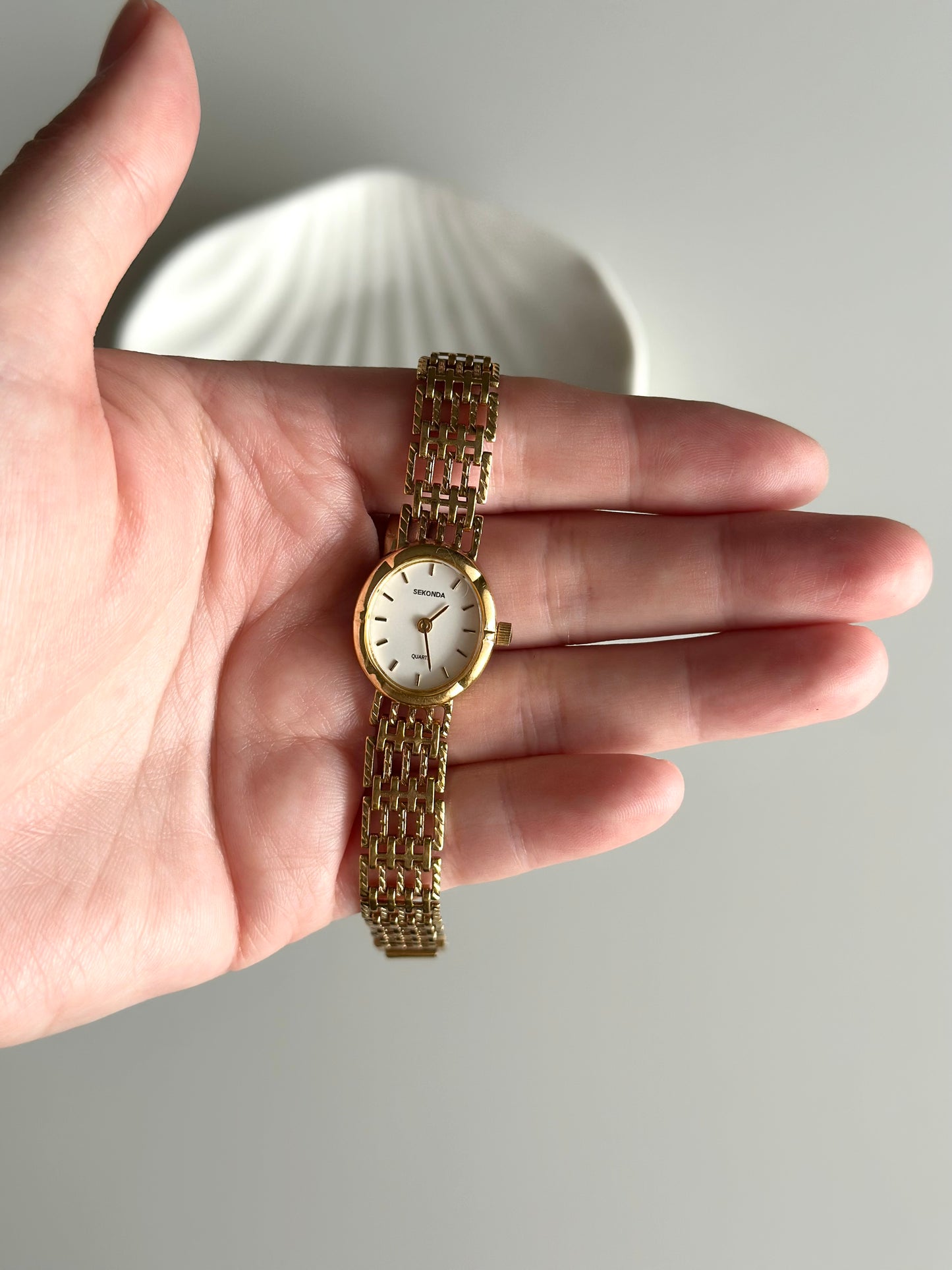 Charming vintage gold-tone Sekonda watch ✨