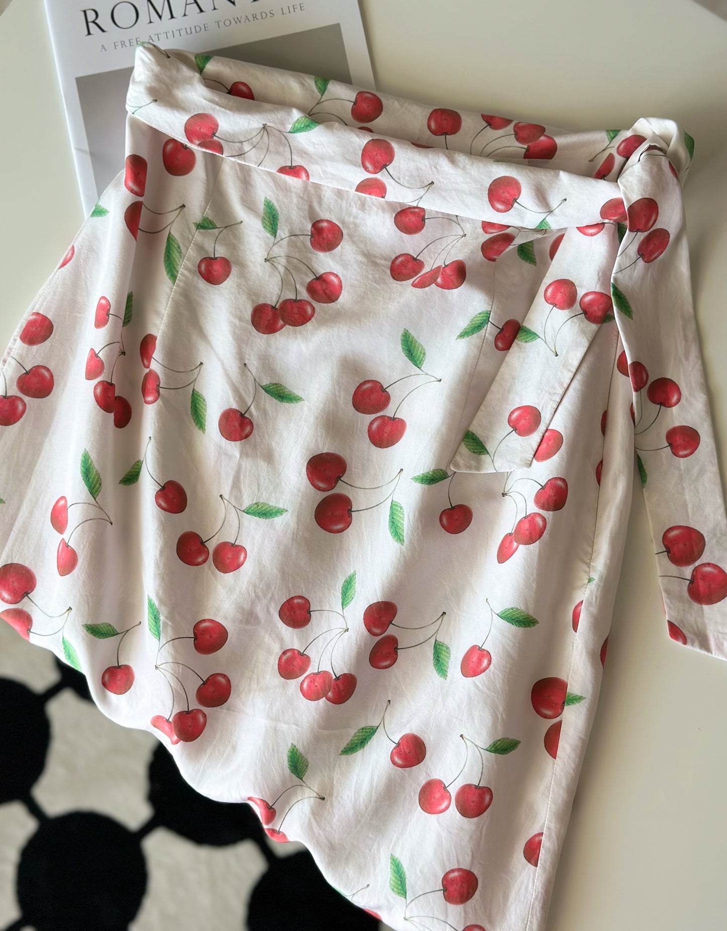 Charming vintage Italian silk skirt 🍒