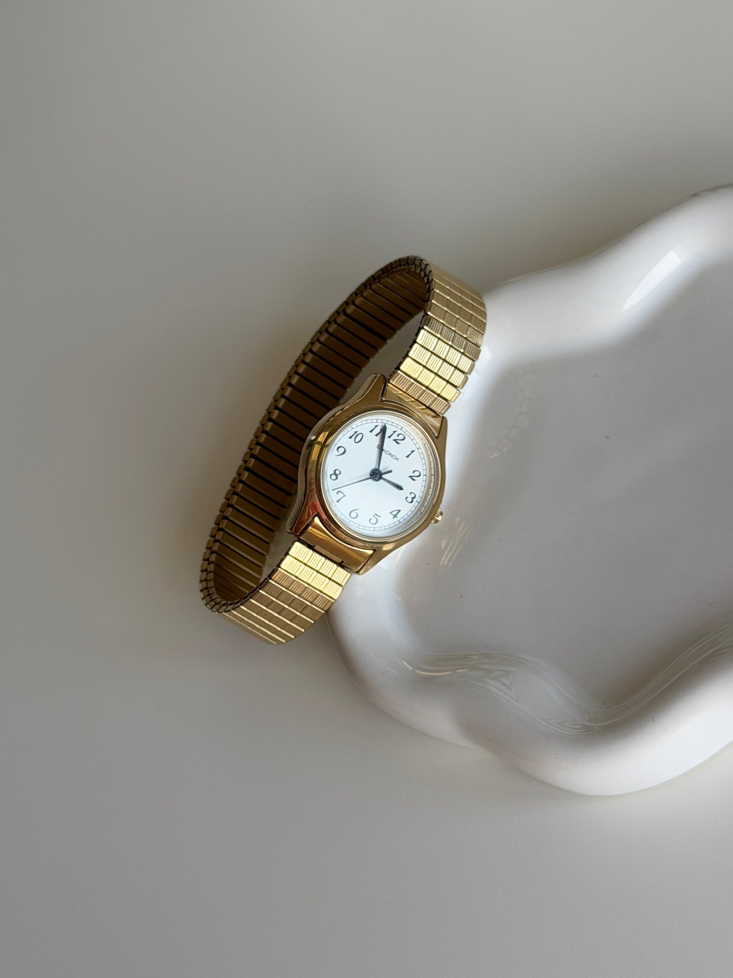 Classic Sekonda gold-tone watch with expansion band