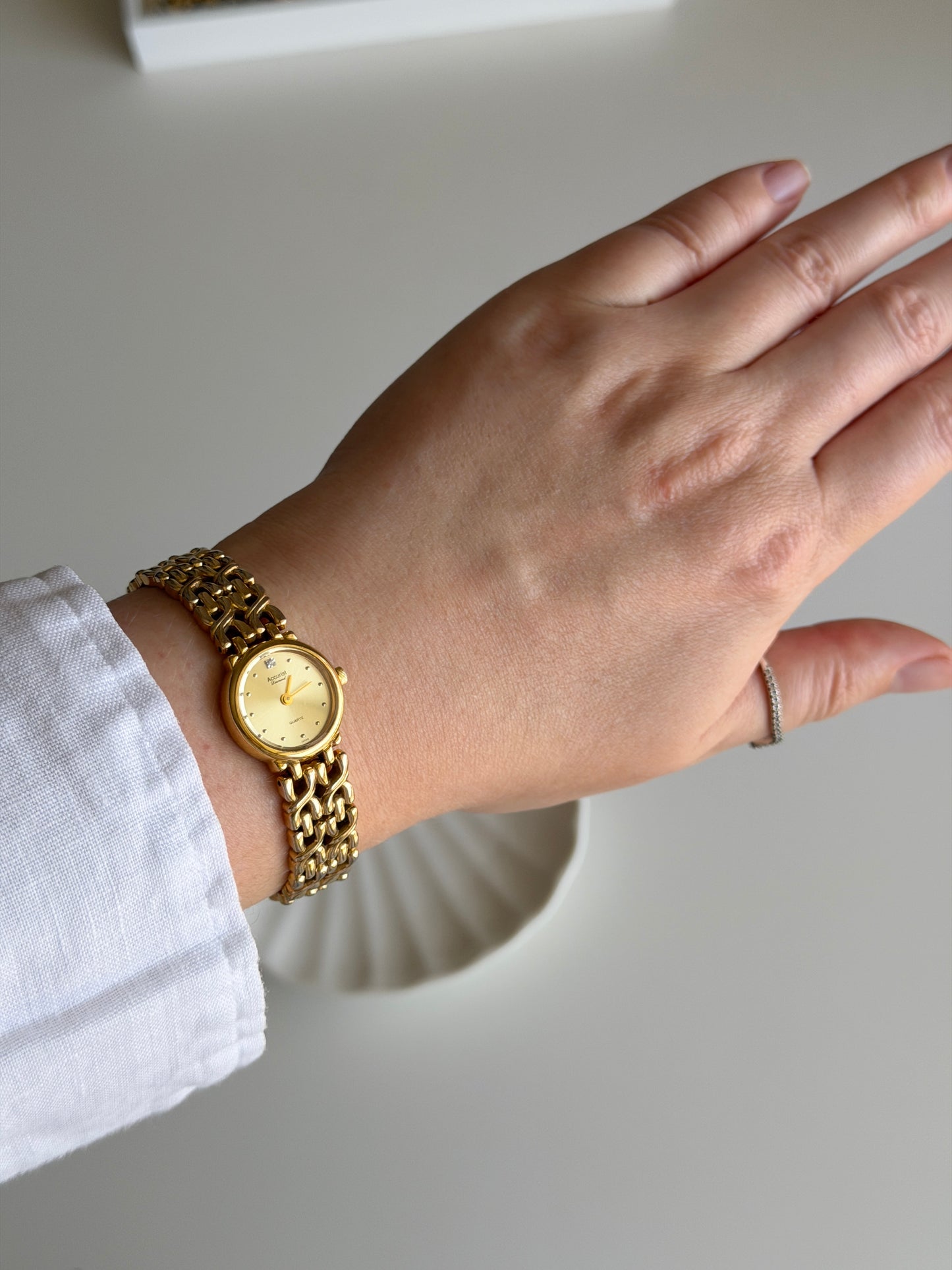 Stunning vintage Accurist gold-tone watch with diamond