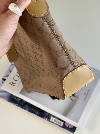 Charming vintage beige shoulder bag
