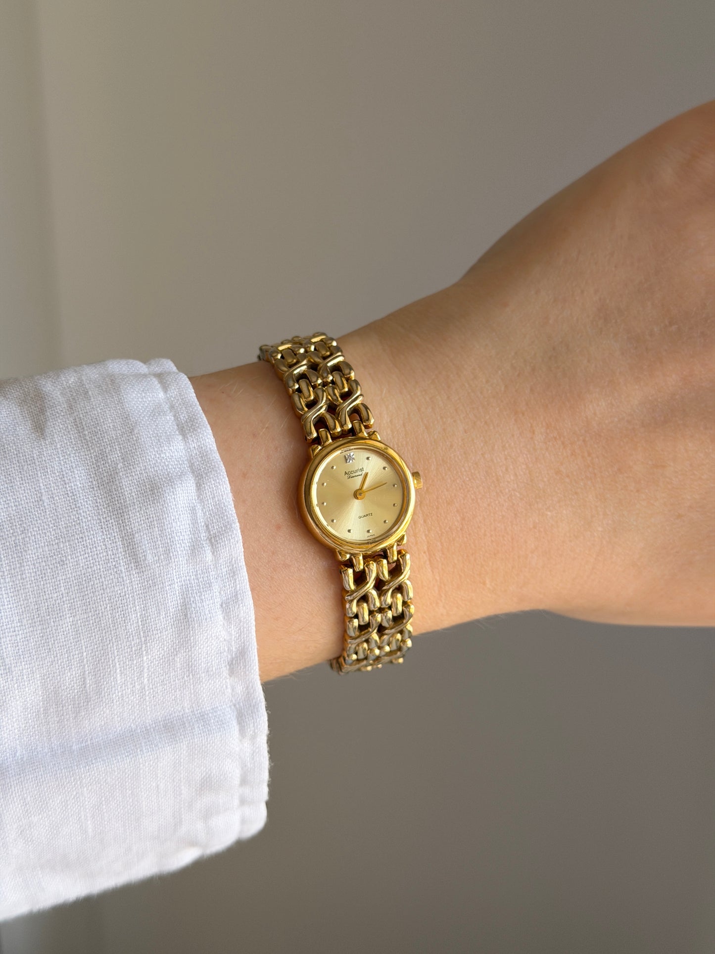 Stunning vintage Accurist gold-tone watch with diamond