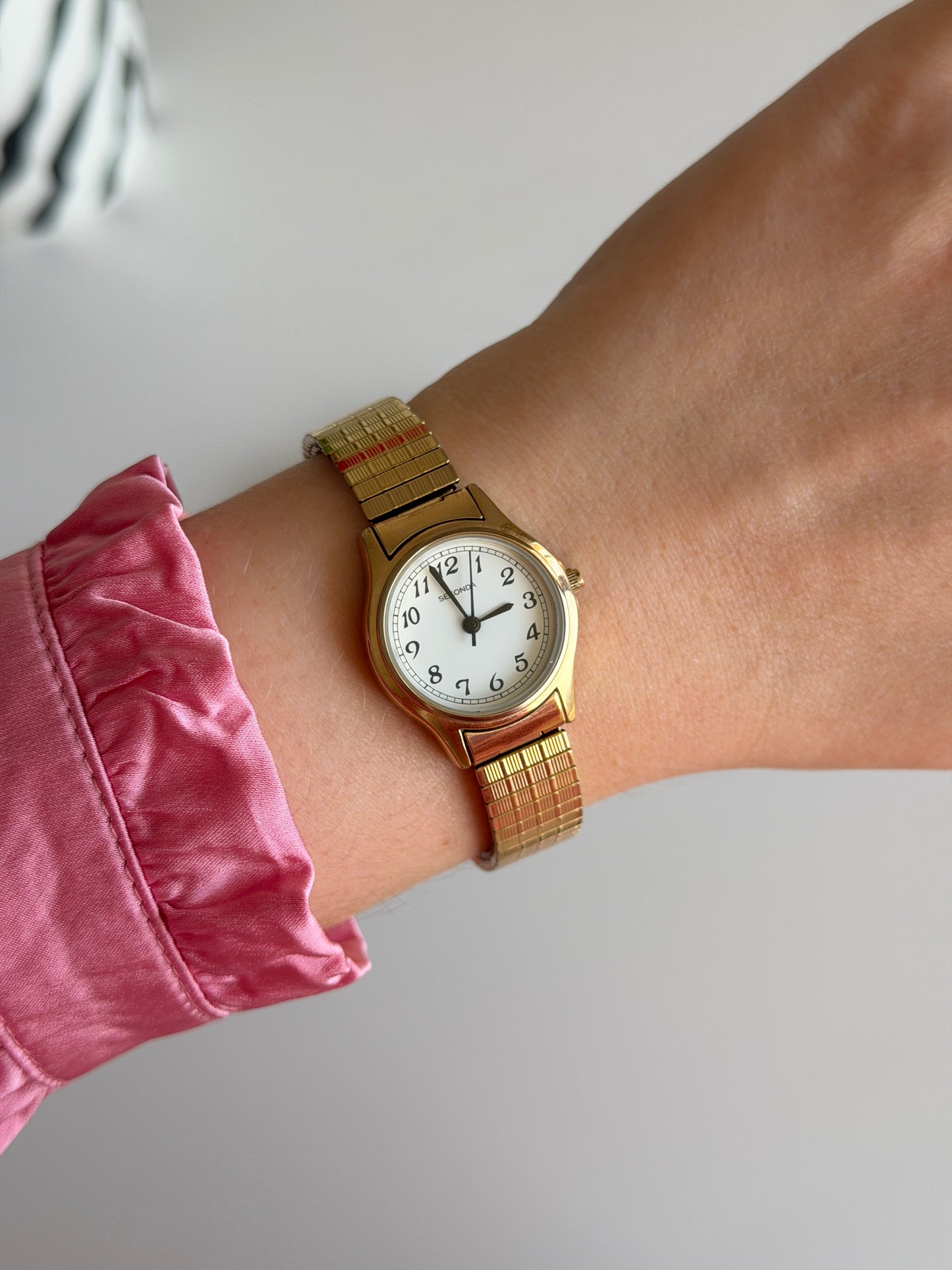 Classic Sekonda gold-tone watch with expansion band
