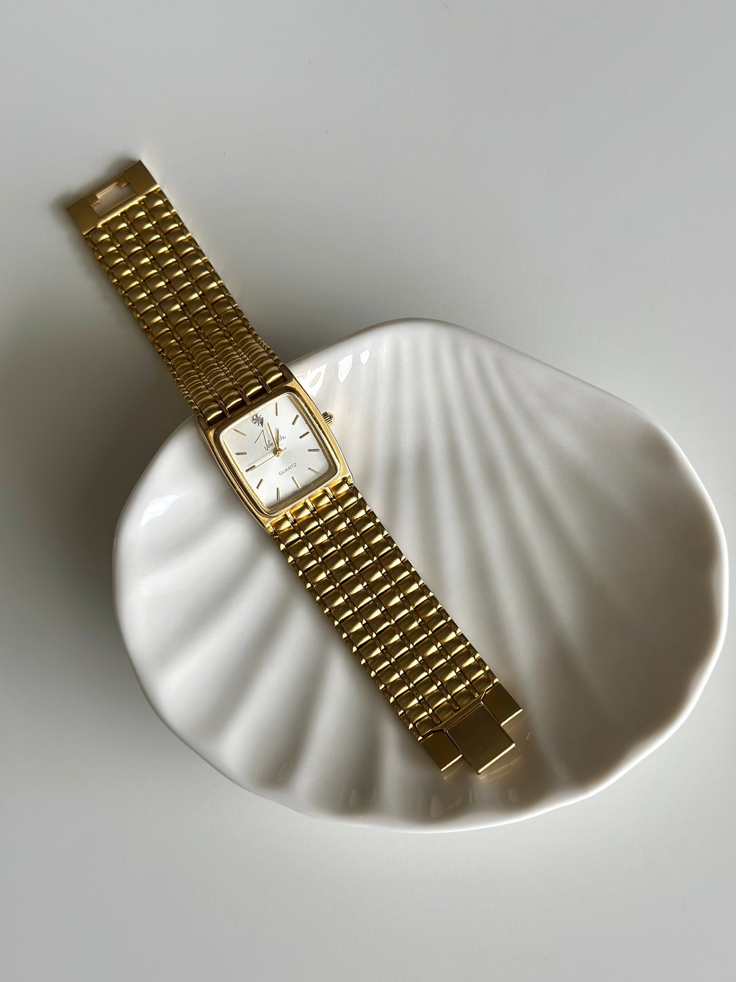 Elegant vintage unisex gold-tone watch by John Weitz ✨