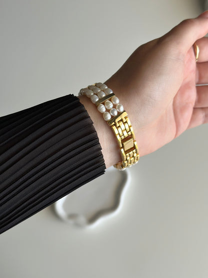 Elegant vintage watch with freshwater pearl bracelet