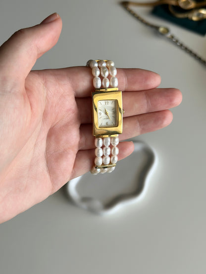 Elegant vintage watch with freshwater pearl bracelet