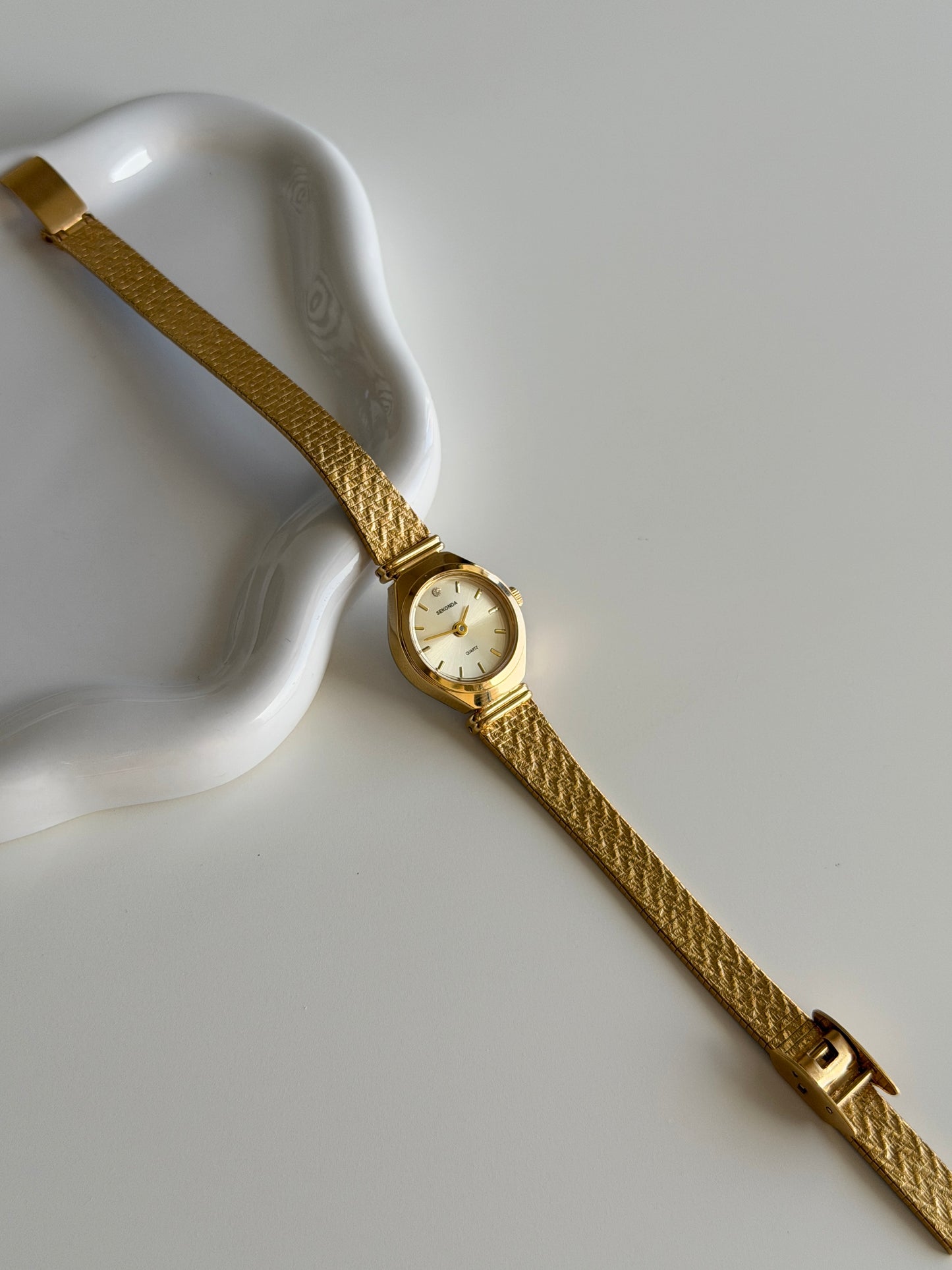 Dainty vintage Sekonda gold-tone watch