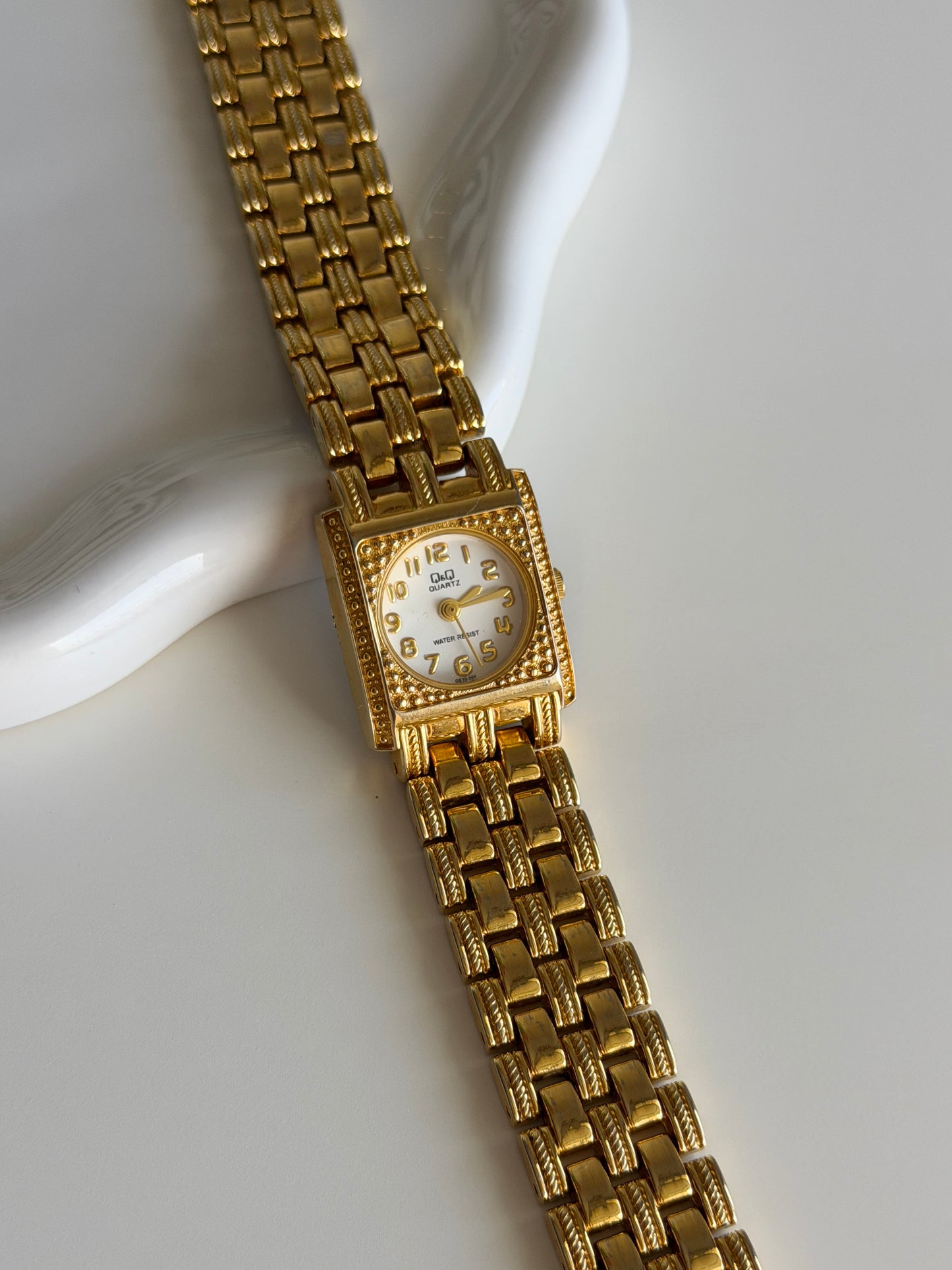 Classic Q&Q watch with a timeless gold-tone finish