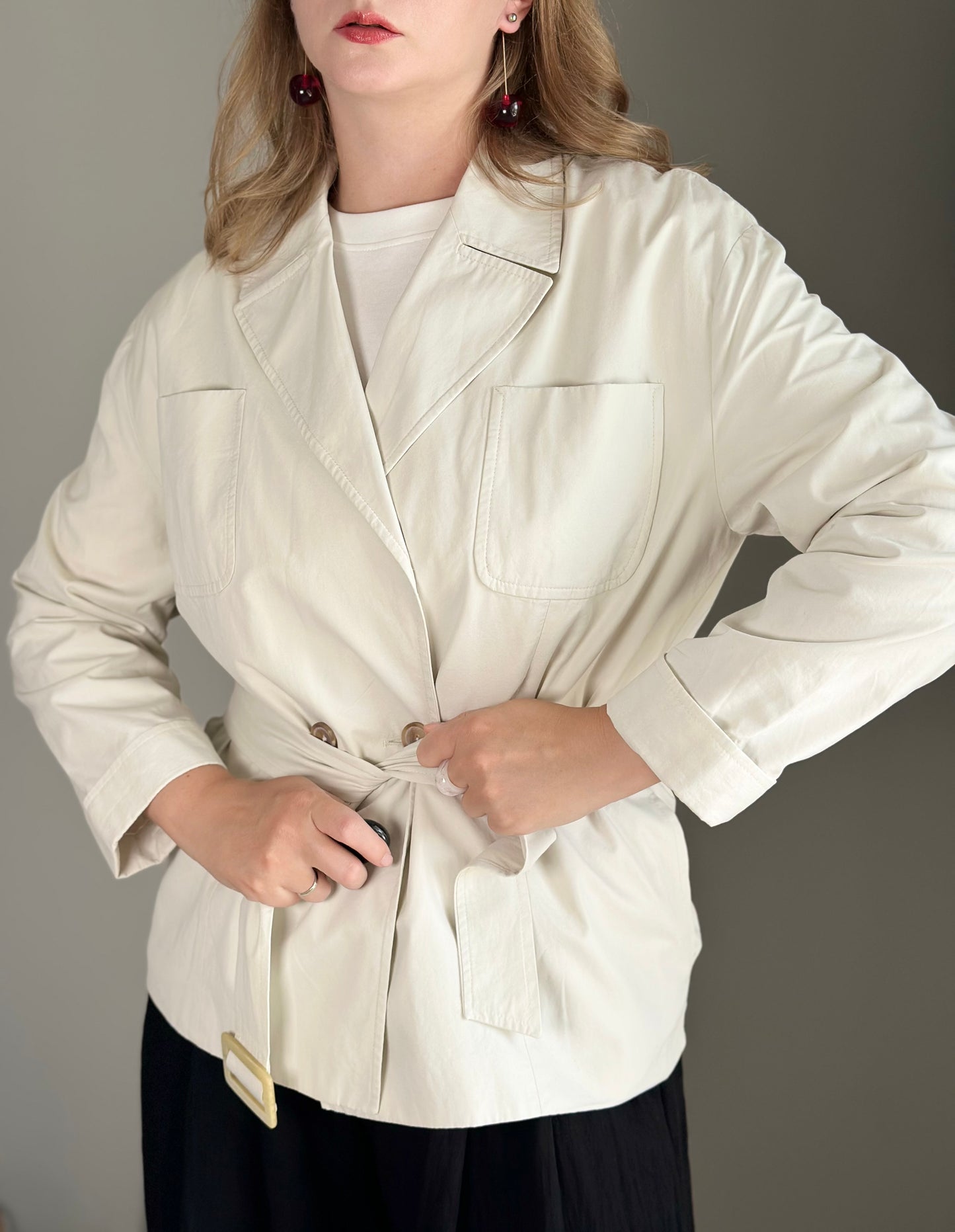 Elegant off-white vintage cotton jacket with belt