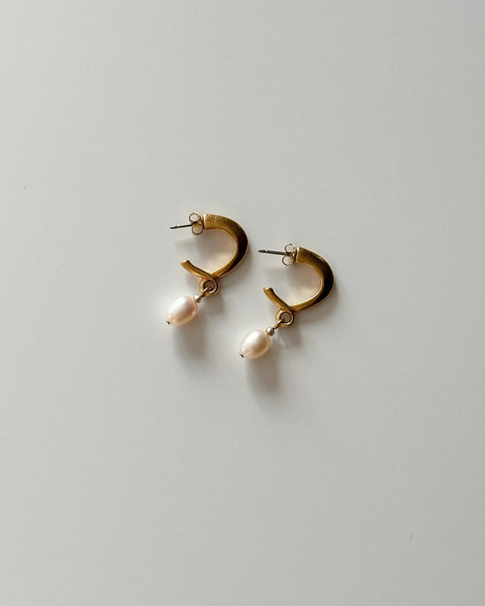 Lovely vintage faux pearl gold-tone earrings
