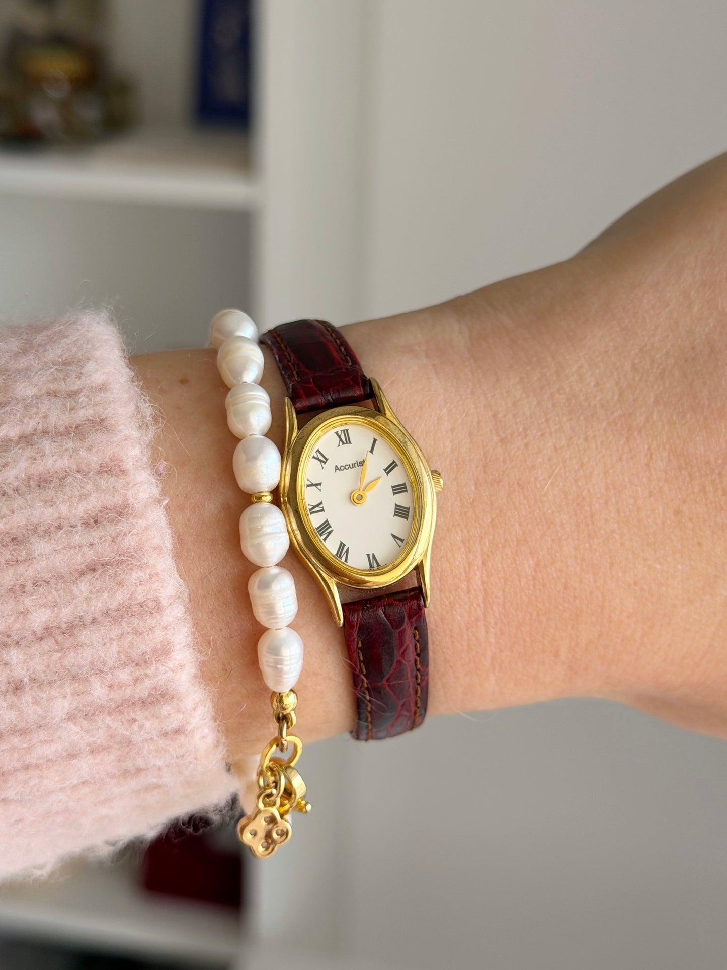 Beautiful classic vintage Accurist watch with leather strap