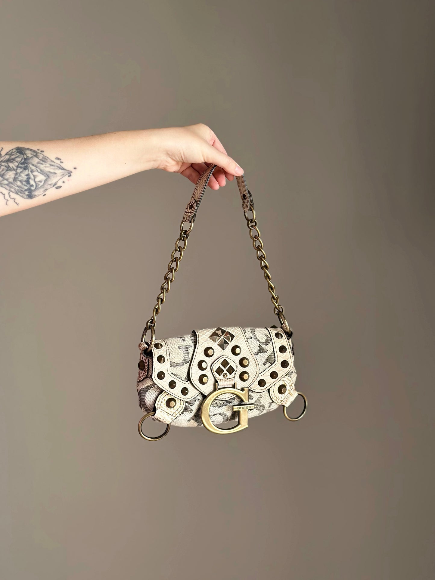Standout Y2K vintage Guess bag
