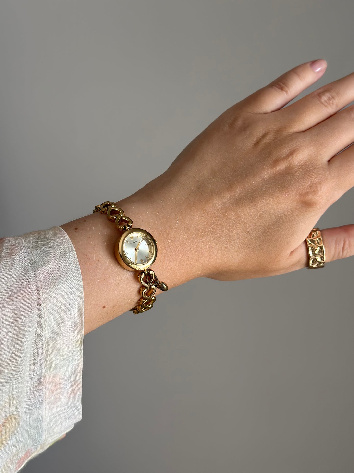 Romantic vintage Sekonda watch with heart-shaped links