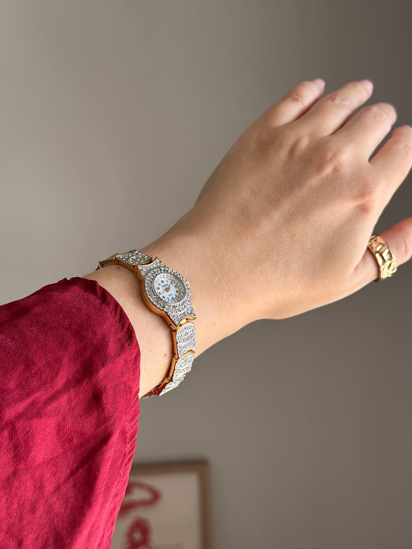 Glamorous vintage watch with crystals