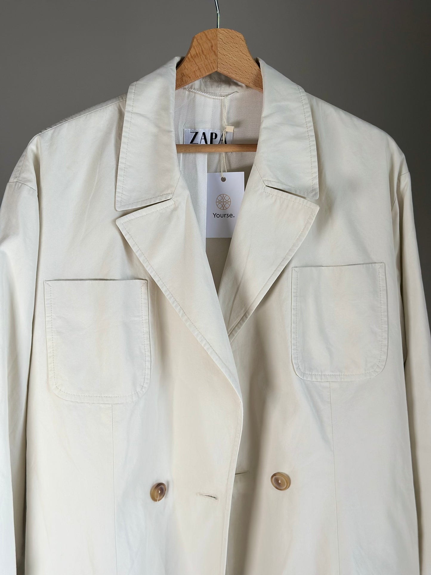 Elegant off-white vintage cotton jacket with belt