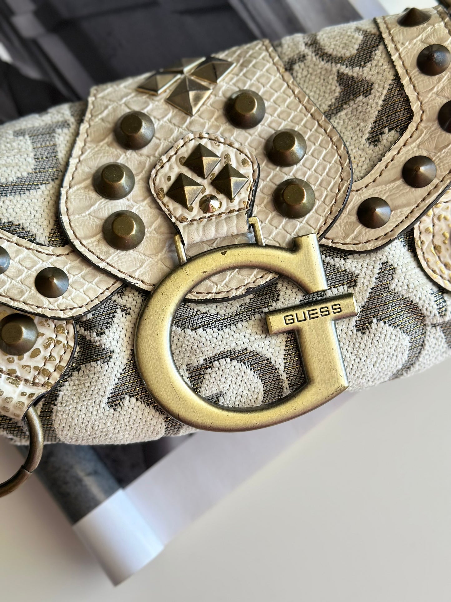 Standout Y2K vintage Guess bag