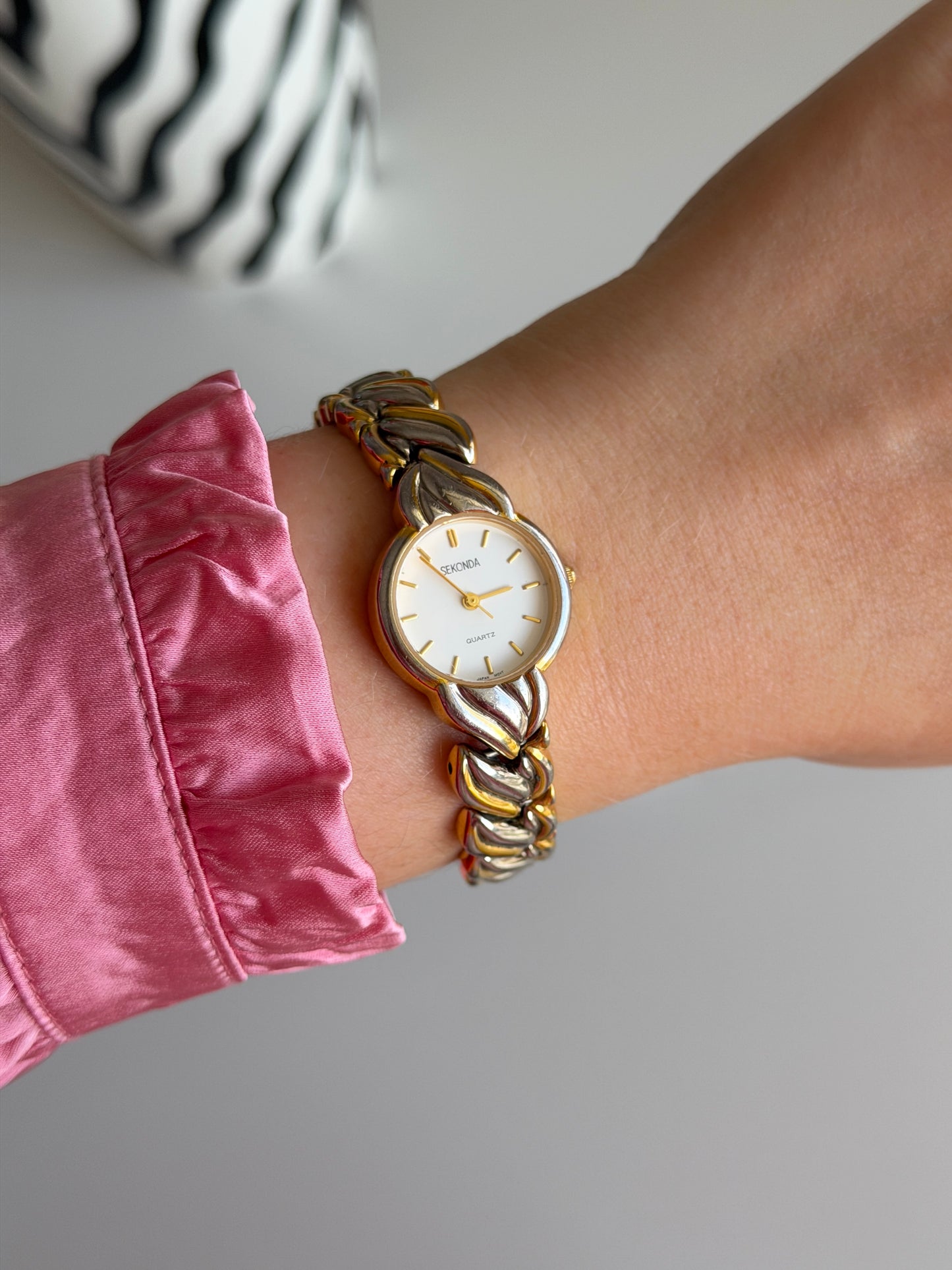 Charming vintage Sekonda watch with two-tone design