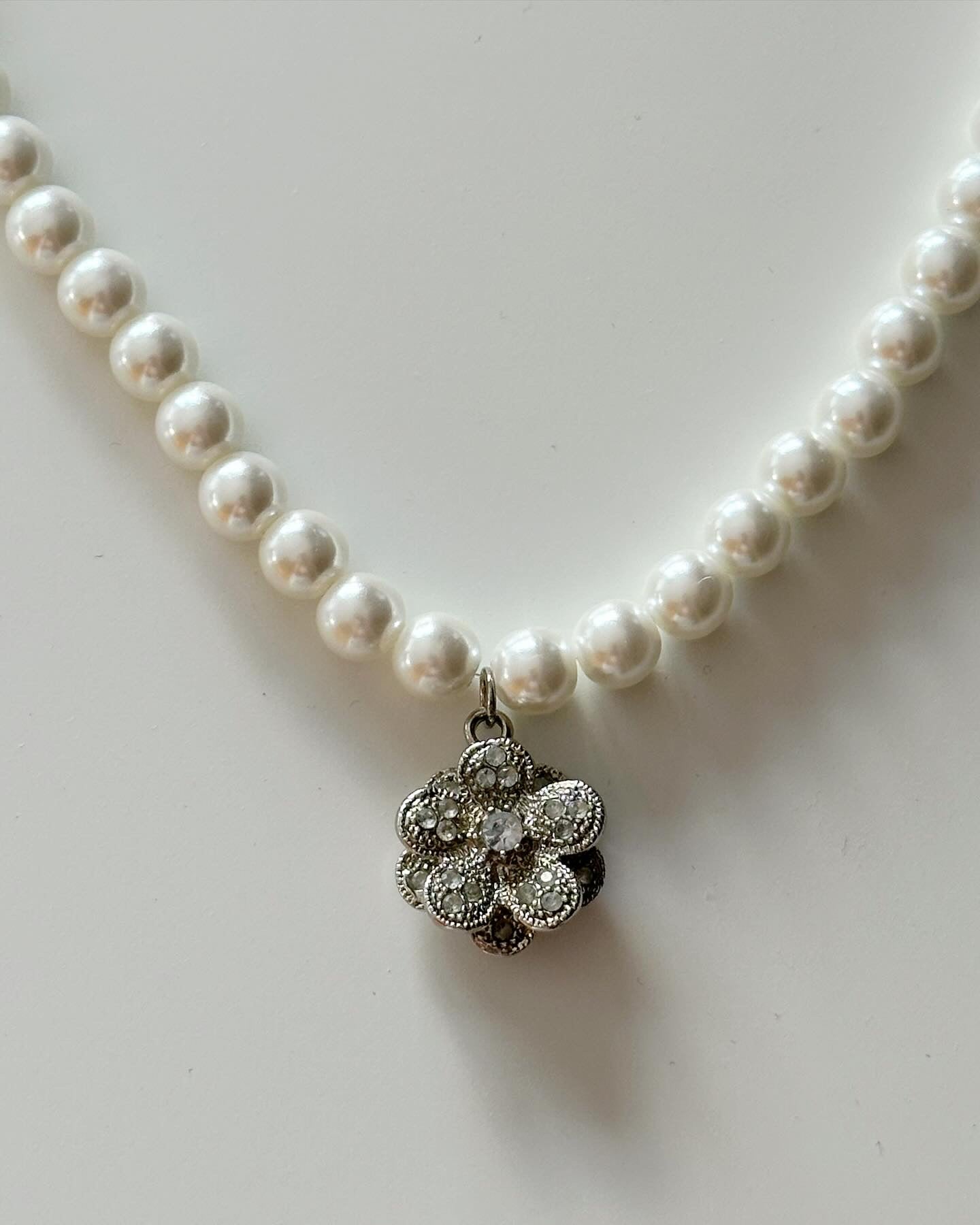 Amazing vintage pearl necklace with flower pendant