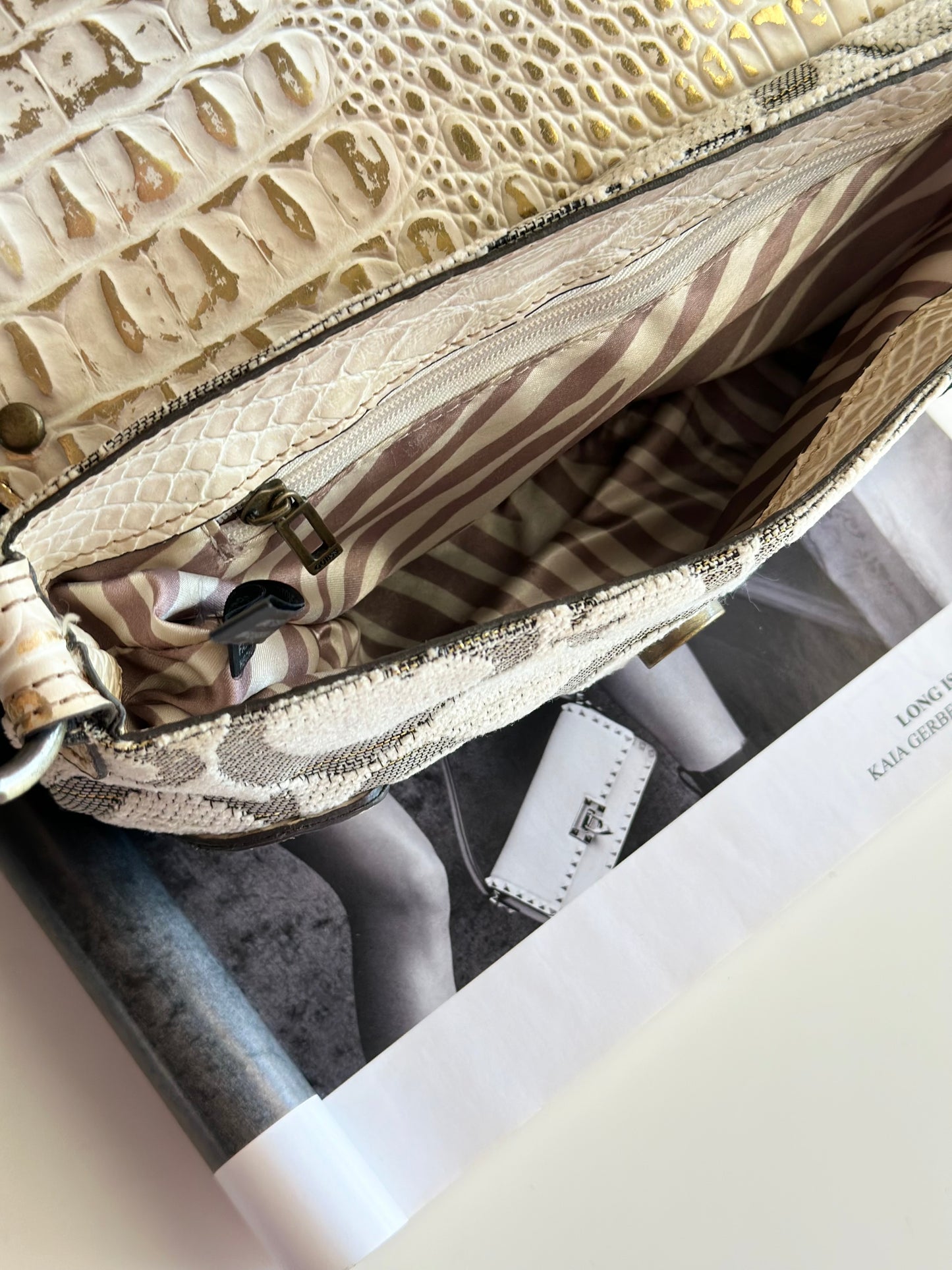 Standout Y2K vintage Guess bag