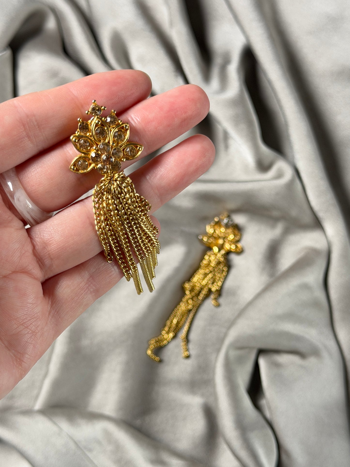 Stunning vintage earrings with a glamorous gold-tone design