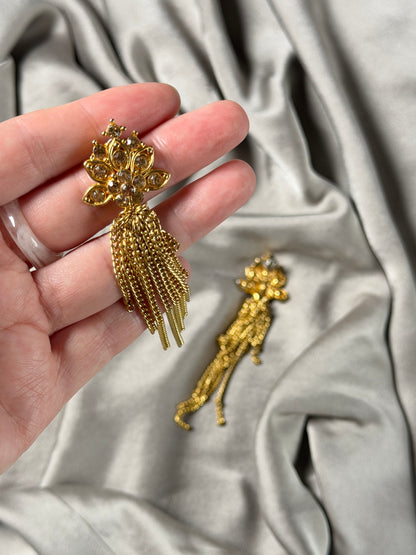 Stunning vintage earrings with a glamorous gold-tone design