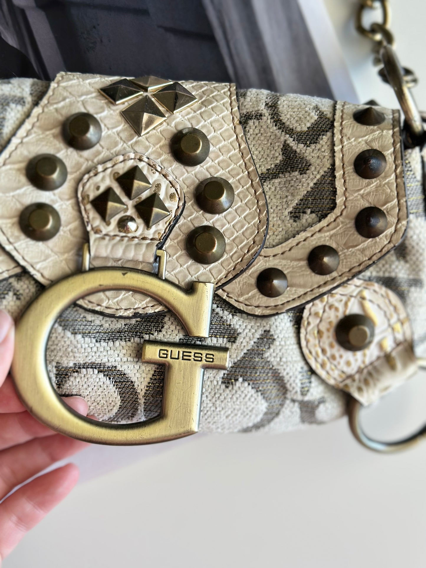 Standout Y2K vintage Guess bag