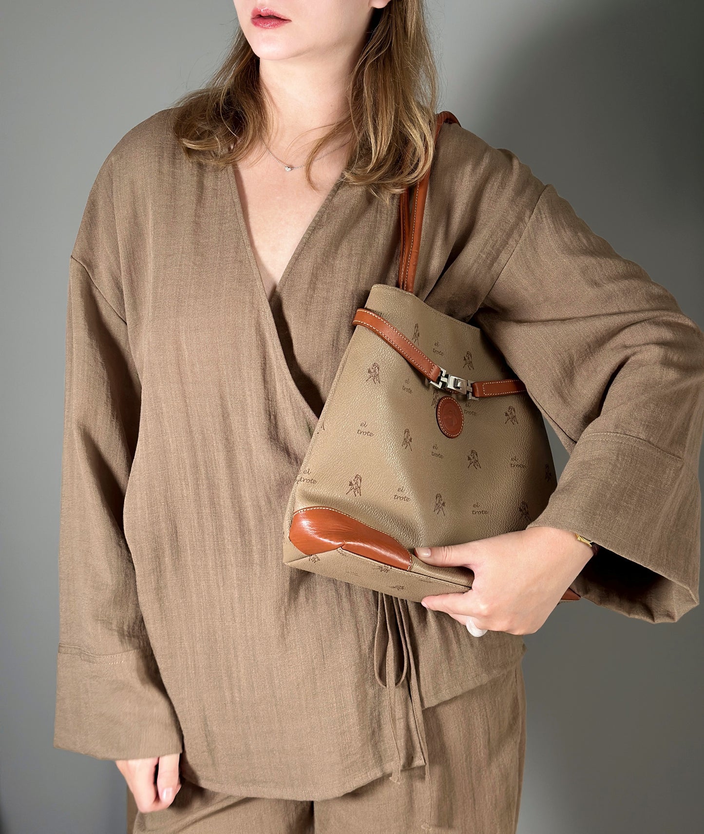 Elegant vintage tote bag by El Trote