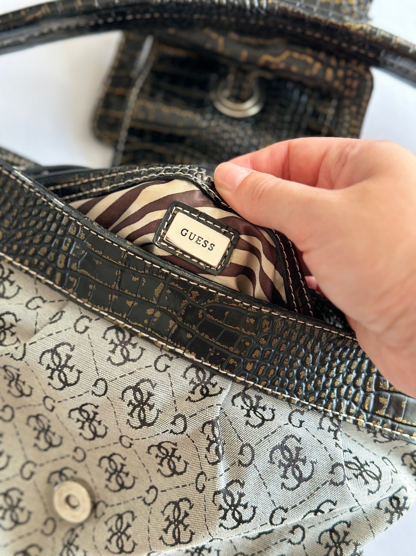 Trendy vintage monogram bag Guess