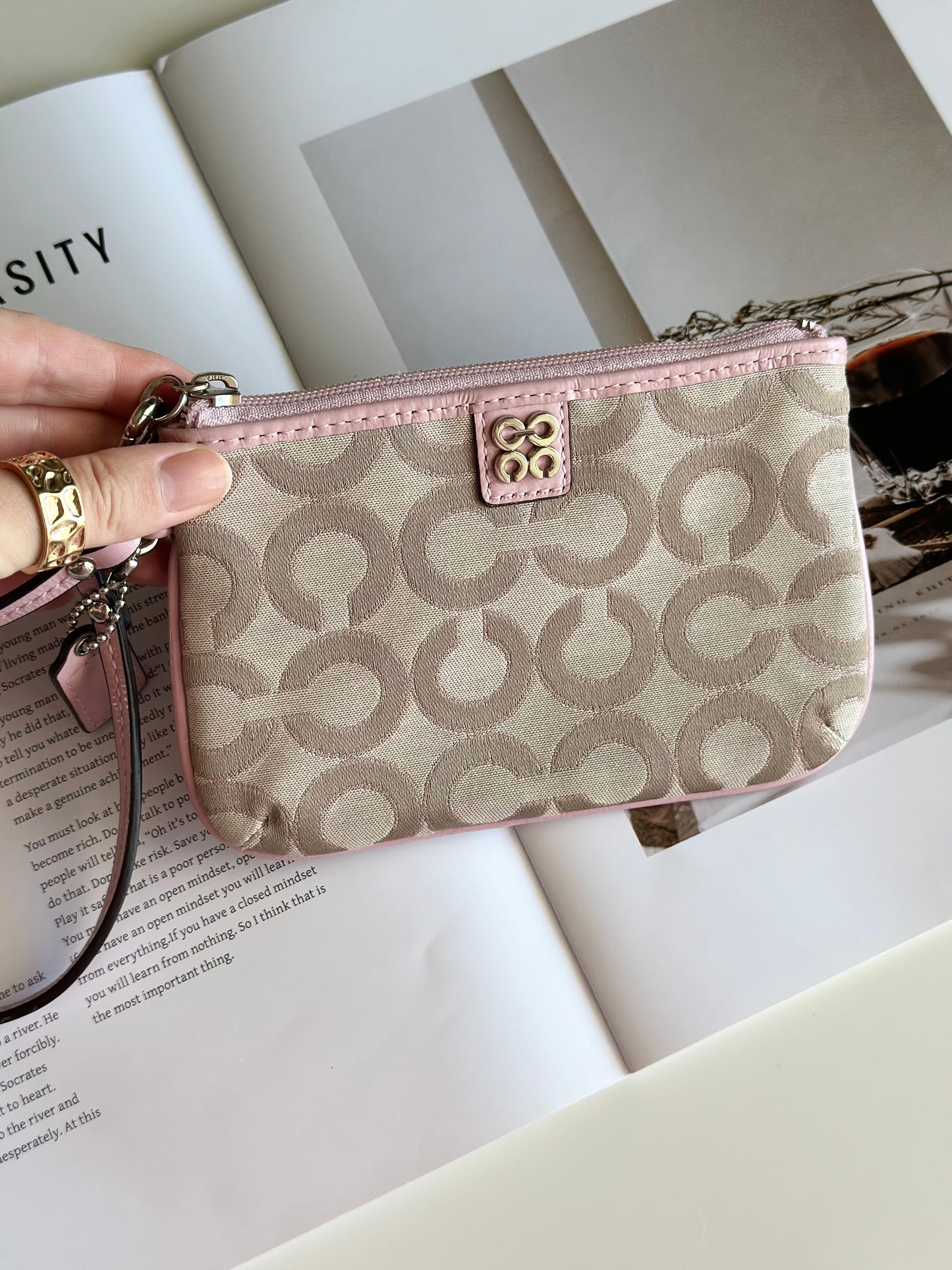 Lovely Y2K Coach beige/pink wristlet