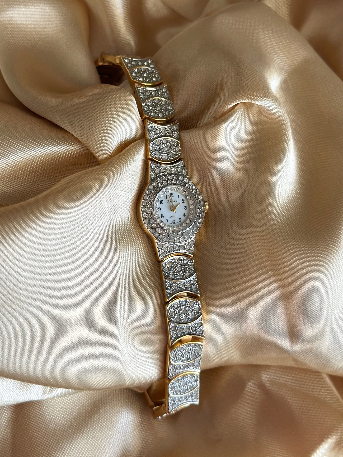 Glamorous vintage watch with crystals