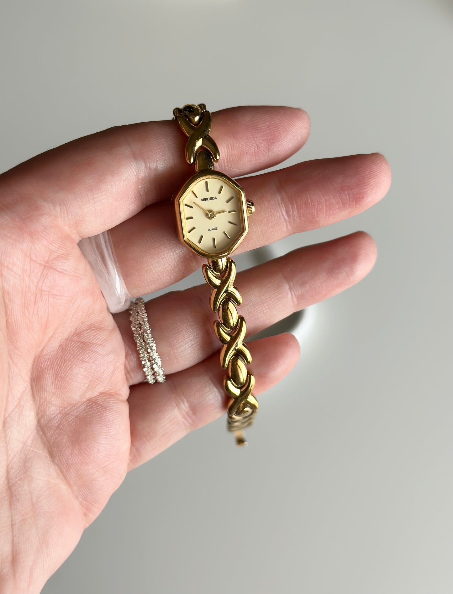 Elegant Sekonda gold-tone watch