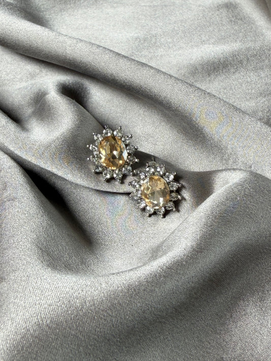 Charming vintage stud earrings with champagne stone