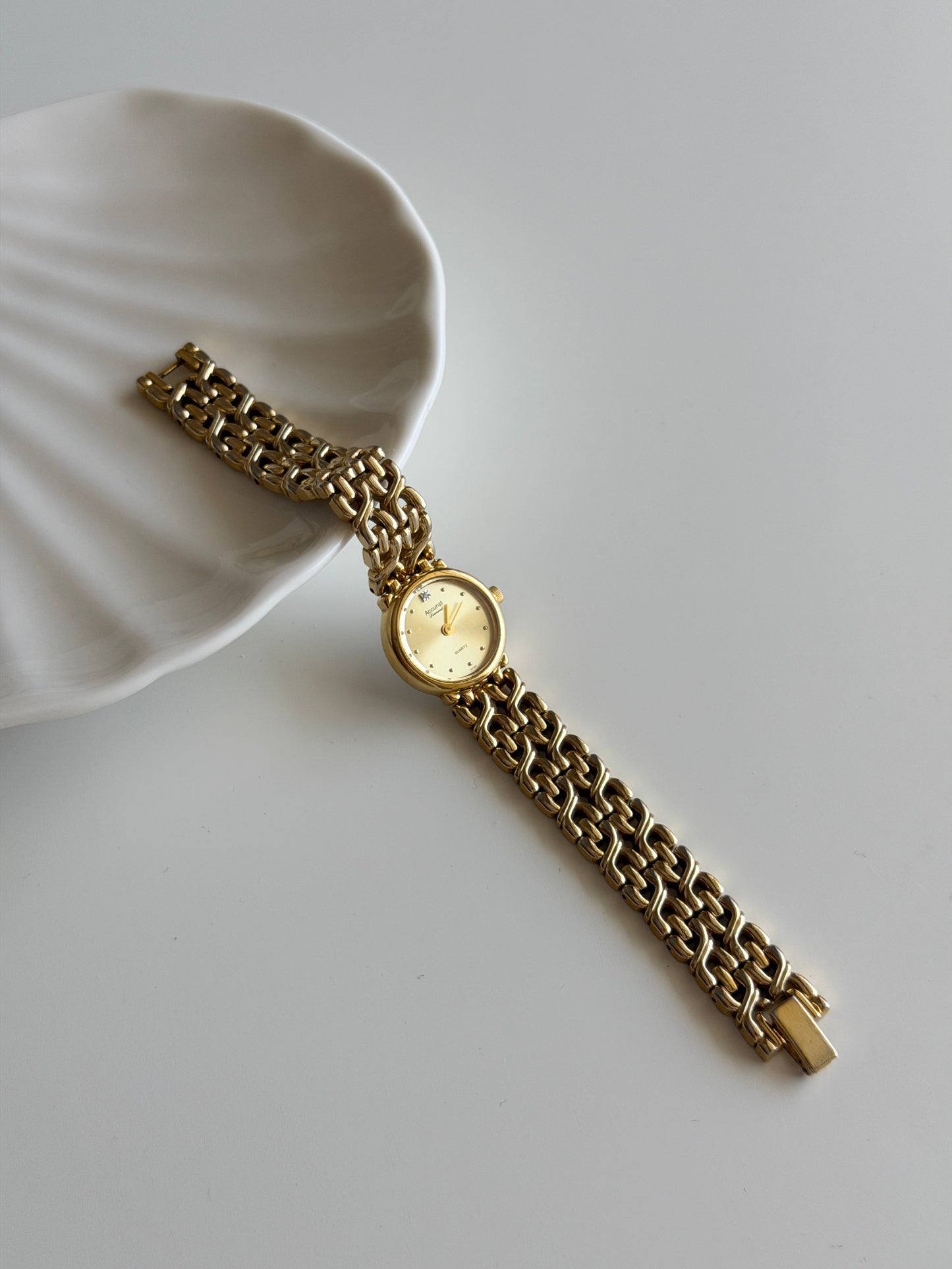 Stunning vintage Accurist gold-tone watch with diamond