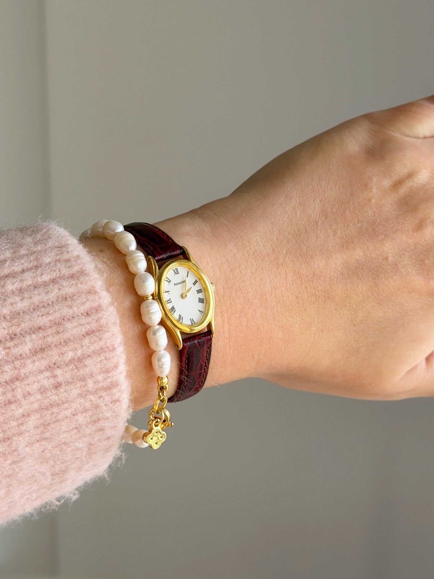 Beautiful classic vintage Accurist watch with leather strap