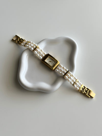 Elegant vintage watch with freshwater pearl bracelet